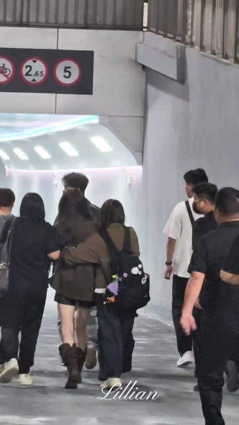 李昀锐孟子义广州到达走员工通道，小林一步三回头等孟子义