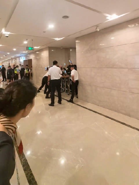 深圳机场遇到狂热的追星粉丝！关键是这个明星是谁都不知道