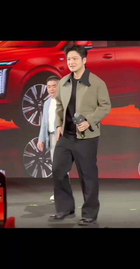 樊振东亮相凯迪拉克发布会，现场抢镜引关注