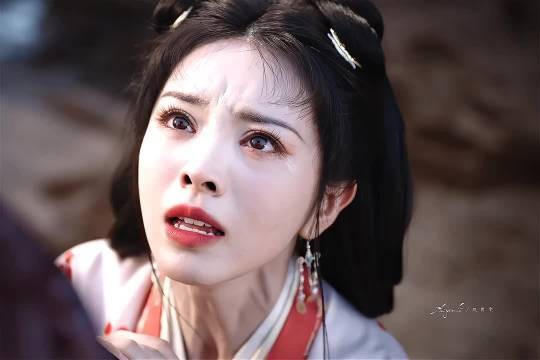 建议大家去看嫁金钗原片,一人分饰两角张力拉满