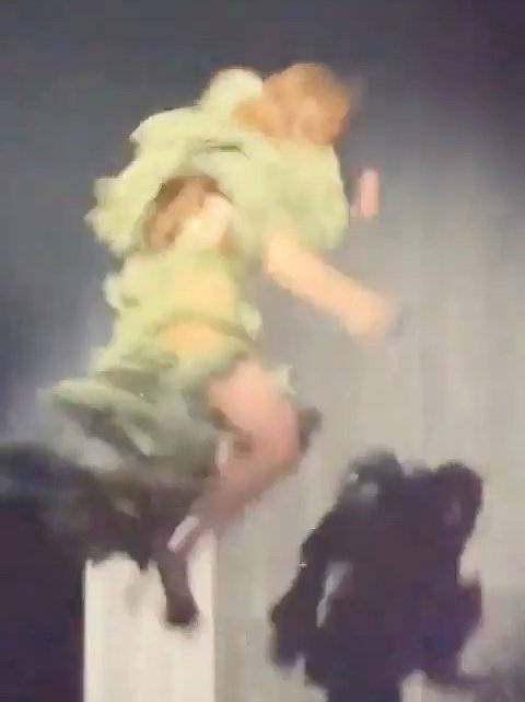 张靓颖这一摔，几乎重蹈黄家驹覆辙
