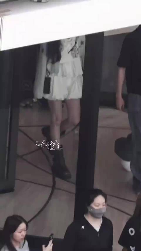 白鹿奔跑吧路透 薄荷白巧套装背影如漫画少女