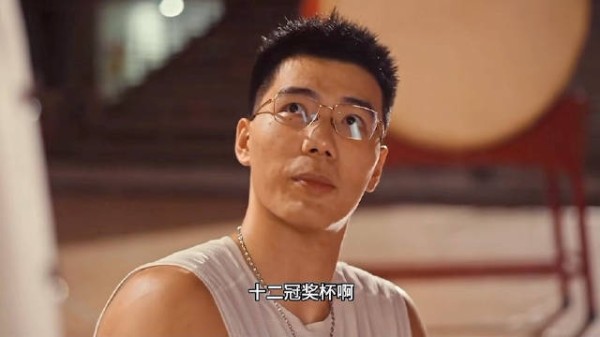 哈哈哈，这视频拍的想表达什么啊？调侃自己吗，也不好笑啊，只有尴尬