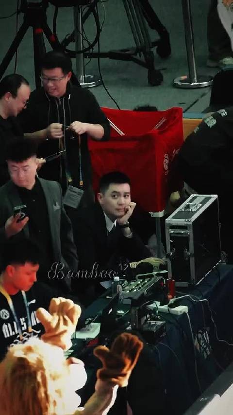 杨鸣CBA场边颜值抢眼,镜头下帅到犯规