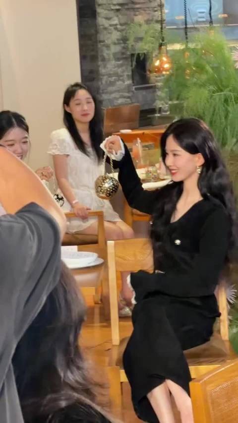 从内到外的端庄大气优雅，刘诗诗真的是美得轻轻松松