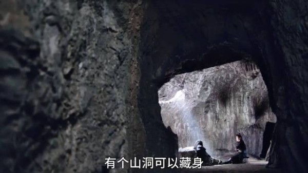 范闲带肖恩坠崖藏身山洞，肖恩主动开口揭守二十年的秘密