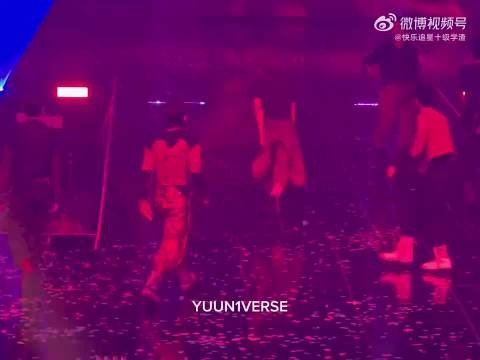 我的法，这就是顶级舞担的实力吗，翻跟斗直接把裤子翻掉了