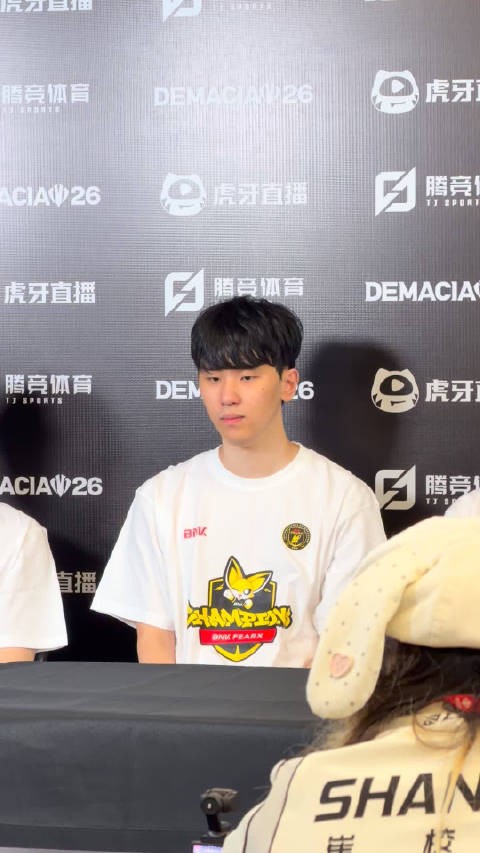 Q：自己和Monki的不同点是什么？ Raptor：我打得更主动一点