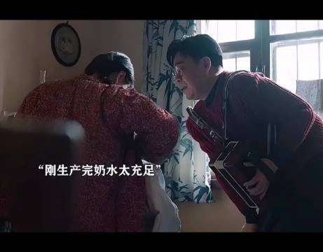 妻子给丈夫喂奶被邻居不敲门闯进来撞见，居然还没翻脸
