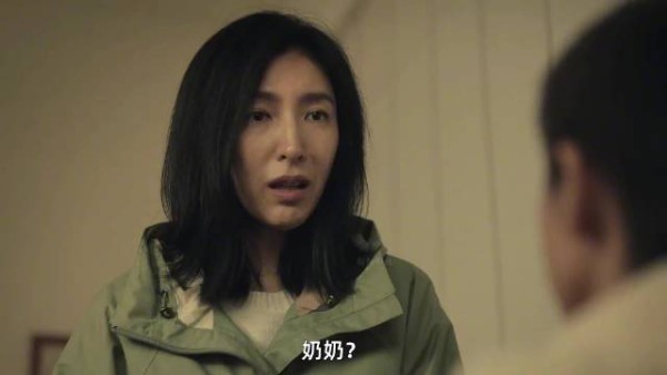 妈妈穿越平行时空见儿子，强行带回遭反抗大门关闭