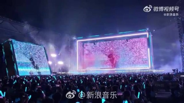 张杰未LIVE巡回演唱会裸眼3D水幕机甲登场