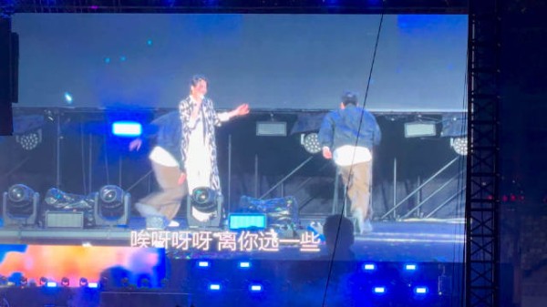 前两天还刷到梁咏琪清唱的两句胆小鬼,今天也是听到现场了,回忆的感觉