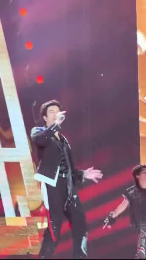 王力宏大翅根换新中式造型