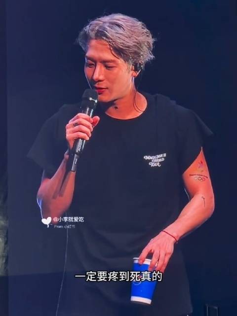 王嘉尔自嘲身高不足1米8 网友：我不介意，我可以！