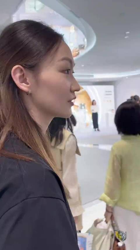 李冰洁现身武汉麦吉丽活动，状态在线氛围热烈