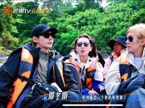 好意外周冬雨私下也看古偶仙侠剧！不过好看的剧无论什么题材都会吸引人去看的