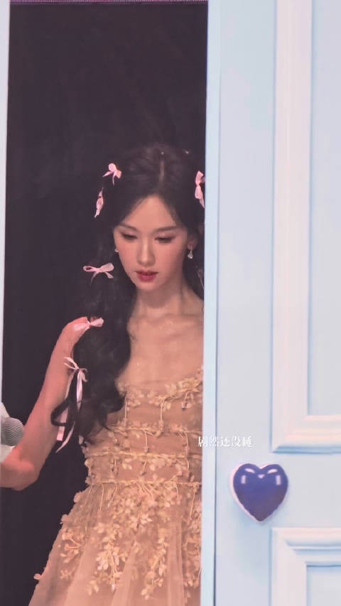 陈都灵生日会第二套Look亮相，被赞仙女美到失语