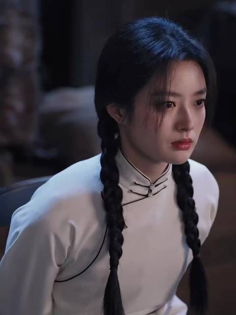 外表那么柔弱的女孩子，眼神却是那么刚毅勇敢，不畏强权