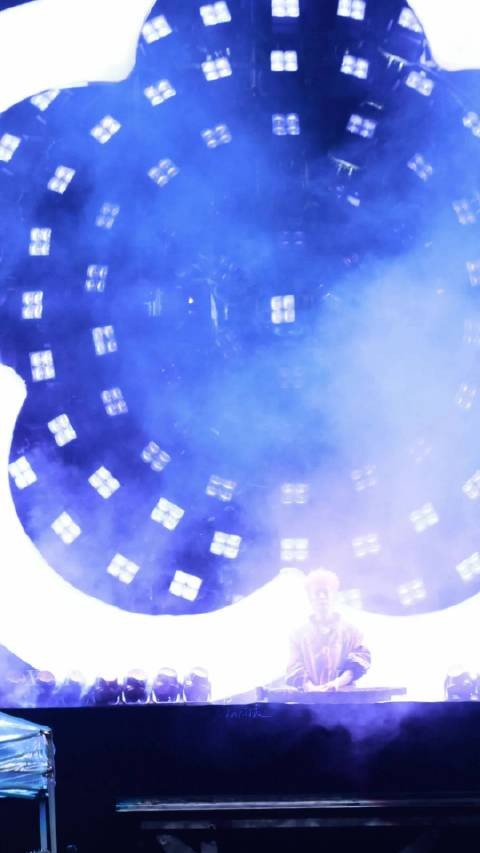 鹿晗橘发造型亮相音乐节，戴一只手套登场