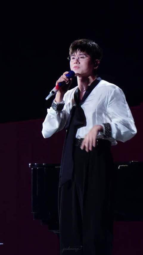 张杰演唱会挥杆释放彩带 高尔夫造型话筒登场