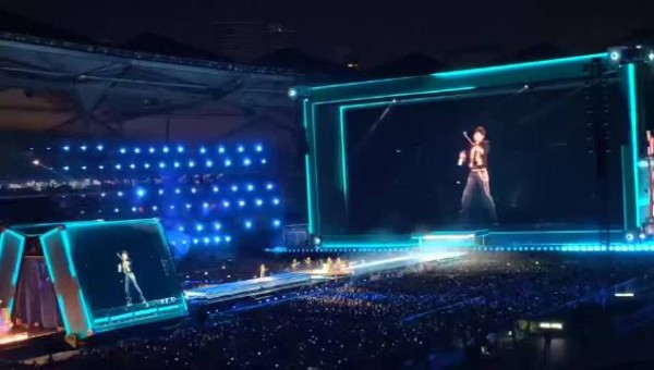 张杰体育场打高尔夫第一人，远走高飞间奏挥杆释放彩带