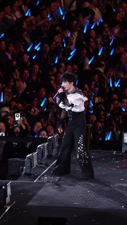 周深卡布叻卡住叻,荧光棒变逗猫棒台上台下互哄