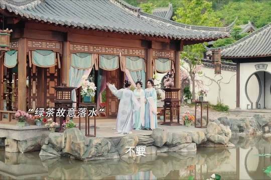 绿茶故意落水，女主召唤水下护卫队接住她