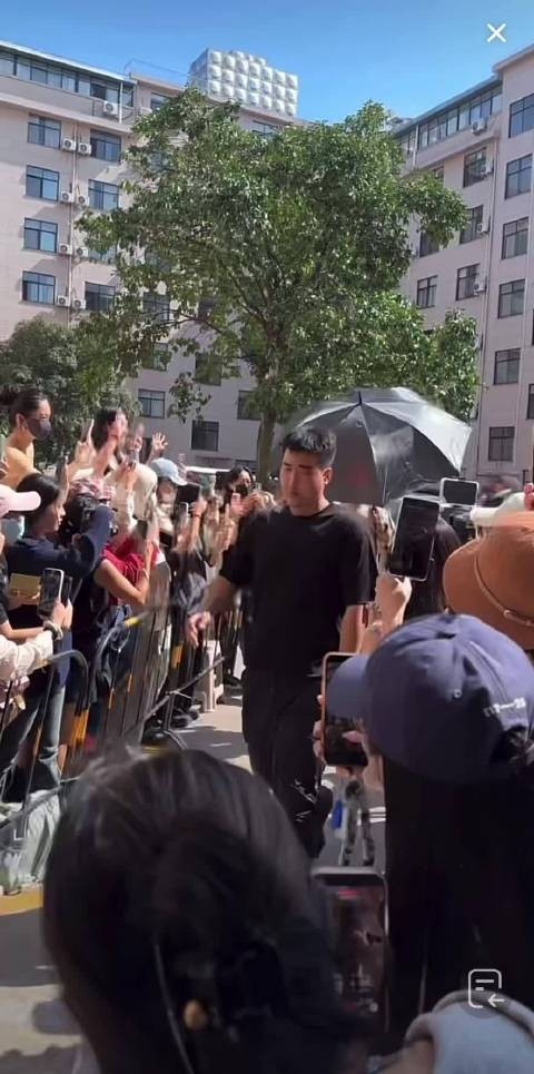 10.19日王星越进妆上班