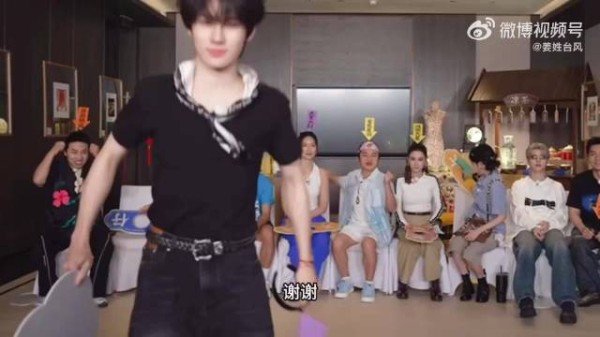 张真源萌萌堵镜头，跑男直播必备环节收尾