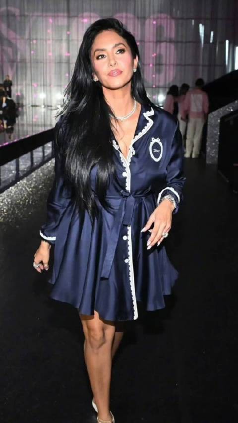 瓦妮莎助阵女儿走维密!身材不输当年,44岁还这么美,状态在线