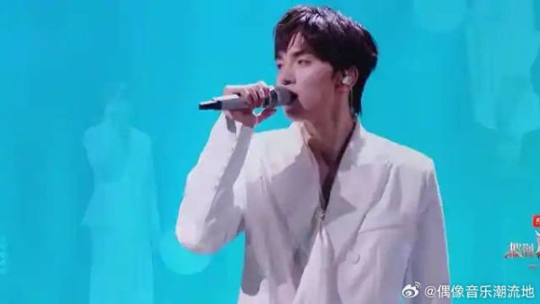 管健嘉晨开口即共情！ 现场演唱《抑人》，真假音转换太丝滑