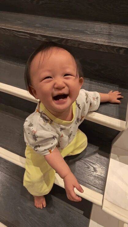 香港男星方力申晒女儿近况,10个月女儿会爬楼梯,爸爸忙着防磕碰