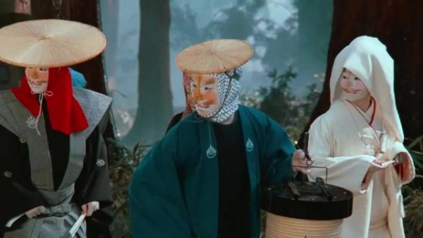 小男孩外出居然遇到一群狐狸穿着衣服走路