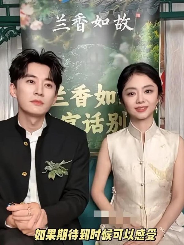 谭松韵刘学义收官直播状态，被网友调侃：像疲惫了一天的新郎新娘