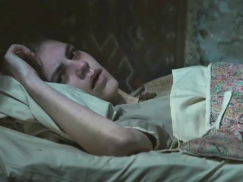女人突然发现闺蜜的样子十分诡异