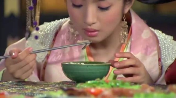侍女不让王妃夹菜，王爷霸气护妻，当她面给王妃夹菜
