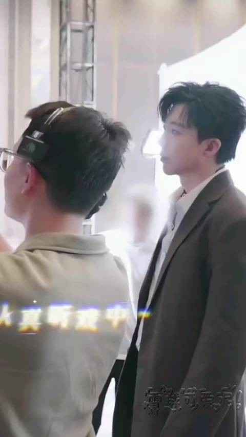 刘宇宁西装眼镜造型亮相音乐缘计划