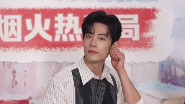 肖战看到巨幅海报的反应 偷着乐