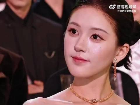 “镜头转到陈妍希42岁我真的，她吃防腐剂了 还有鞠婧祎让我眼前一亮啊！”
