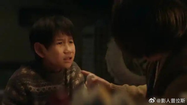 奶奶假装吐血,孙子都急哭,哪料她偷偷喝草莓汁