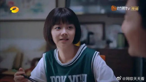 凌霄终于从国外回来，李尖尖飞奔到他身上，抱着不下来