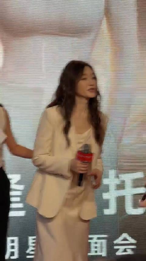 李小冉跟粉丝说：爱我之前要先爱自己