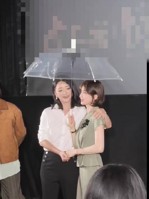 黄小蕾搂刘诗诗共撑一伞