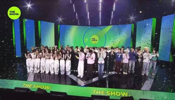 A2O LITE出道八天斩获初一位，成员激动感谢制作人与粉丝