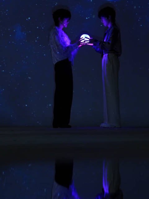 黄星邱鼎杰双人直播手捧星球登场默契挑战
