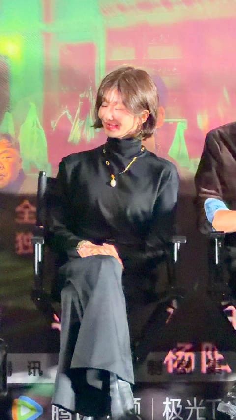 刘诗诗现身电视剧醉梦追剧团听杨阳导演讲话