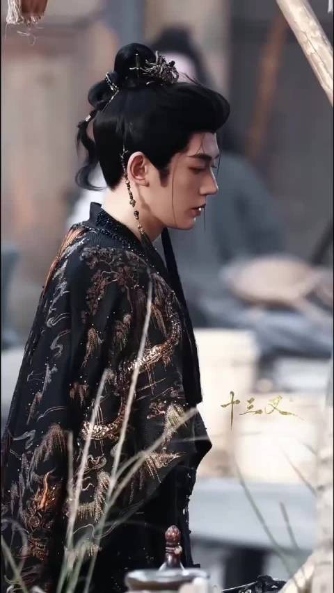 看到邓为的小辫子了 怪可爱的 他站在那里就好看