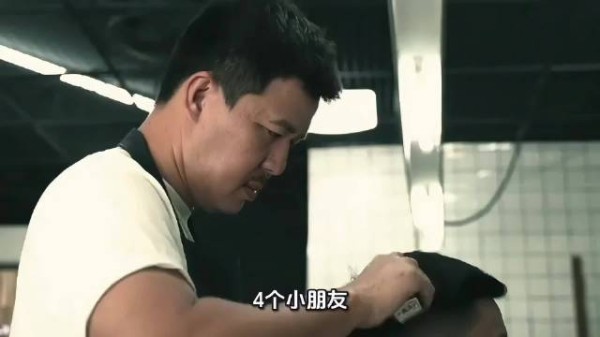 贵阳4名小朋友吃火锅多出一条小酥肉夹给老板