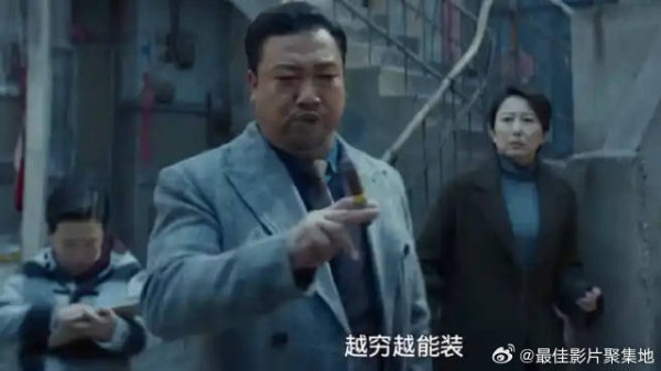 富豪资助穷小孩上学 哪料父母还抽雪茄,直呼:越穷越能装