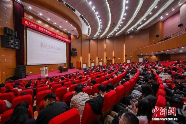 肖复兴现身“名家讲经典”:书是成长的伴侣